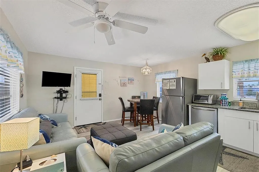 2 bed, 2.0 bath, 1144 sqft, $12,600 — Photo 3