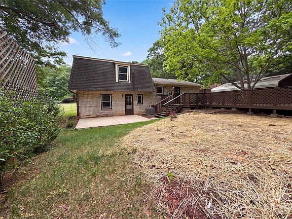 5th image of 121 Pelham Ln