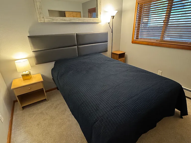Guest room with queen bed