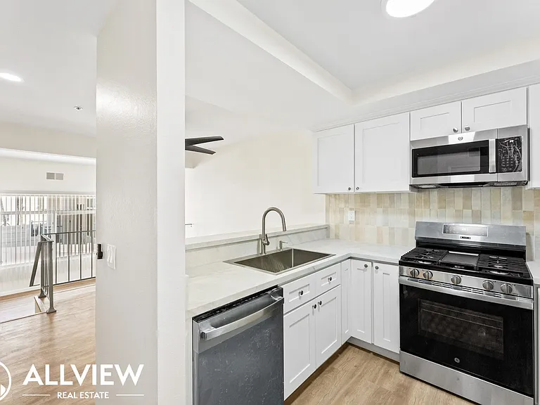 2418 Huntington Street — Photo 3