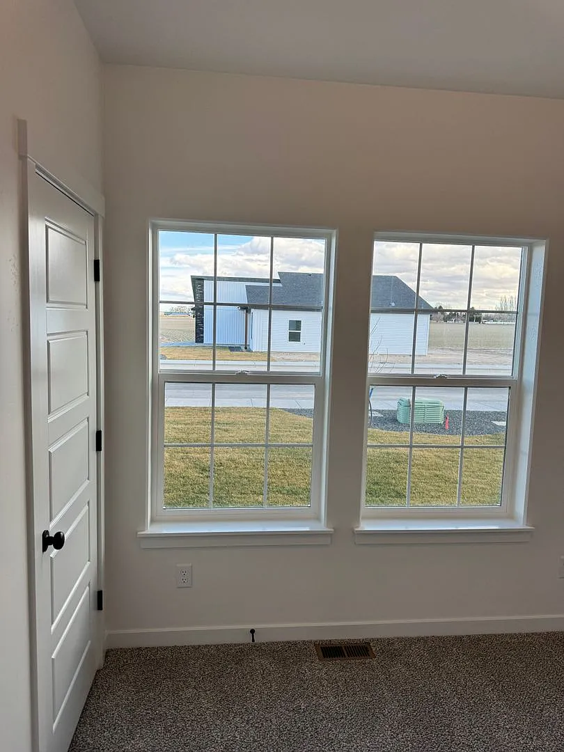 Move-In Ready 4BR w/ Fenced Yard & RV Parking — Photo 4