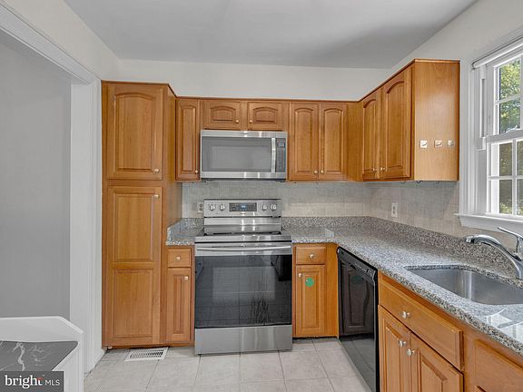 5th image of 8247 Clifton Farm Ct