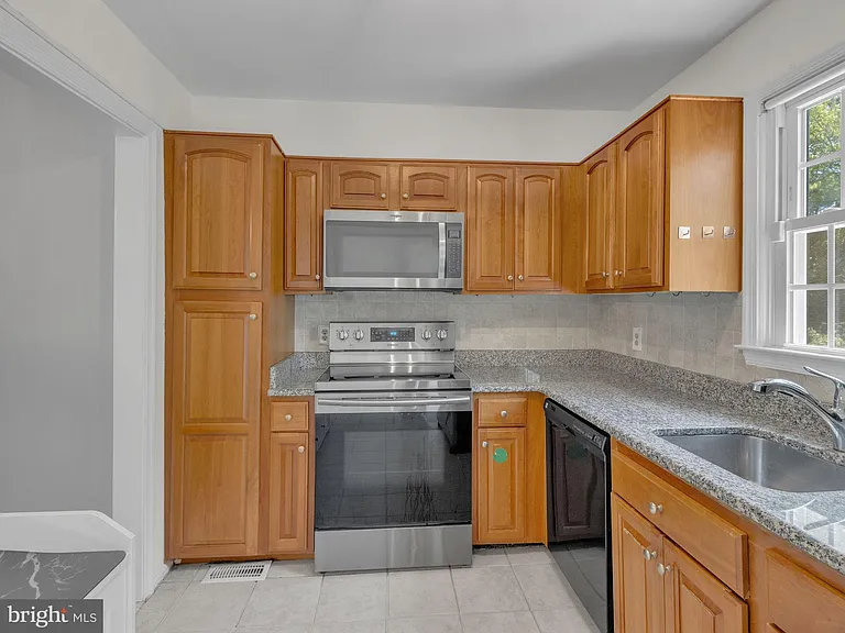 8247 Clifton Farm Ct — Photo 5