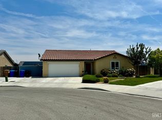 621 Woolrich Bay Dr, Bakersfield, CA 93307
