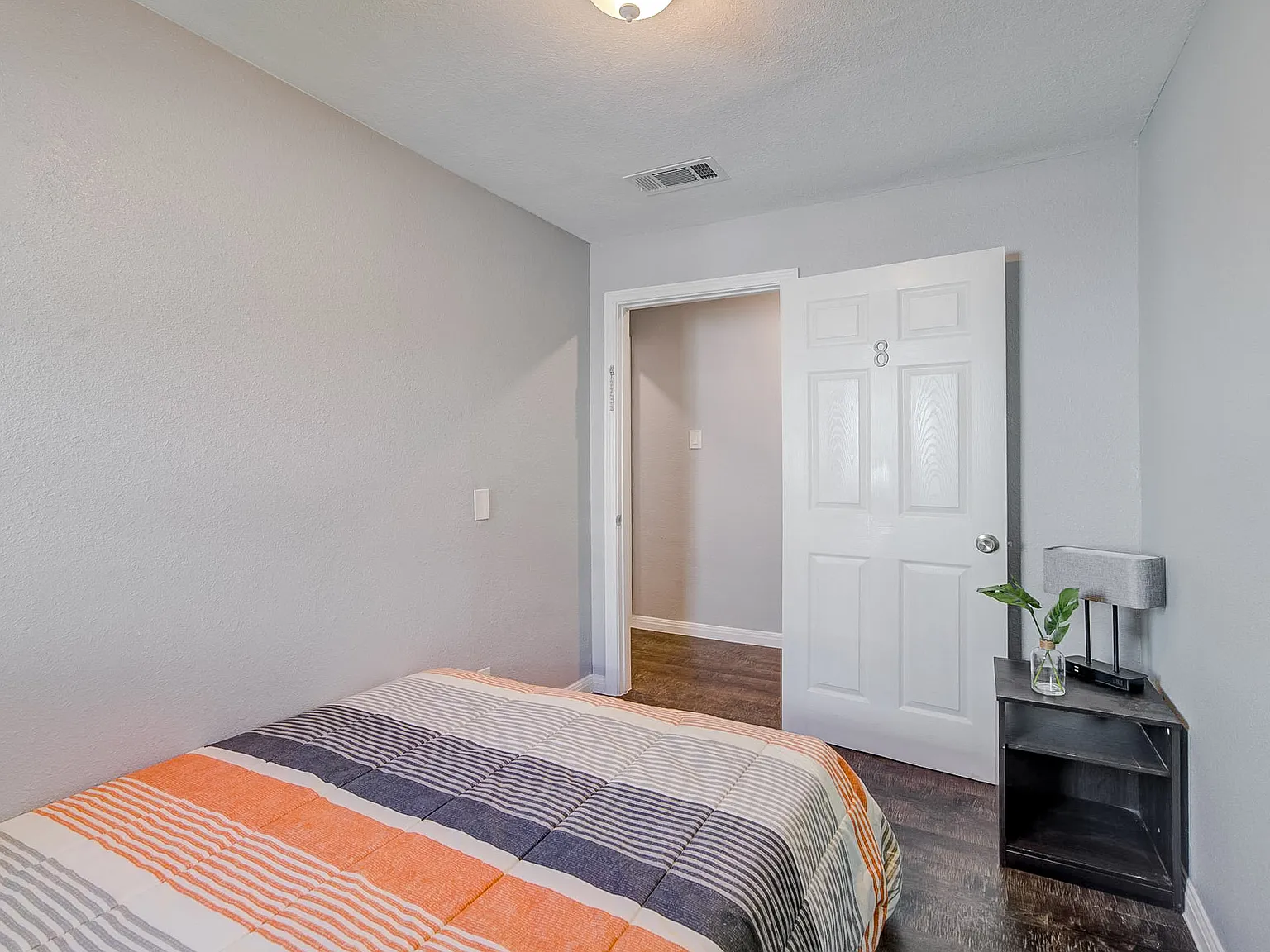 4 bed, 4.0 bath, 1904 sqft, $711 — Photo 2