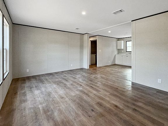 4th image of 542 NE Tammy Ln