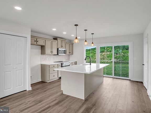 3rd image of 8 Melrose Ln