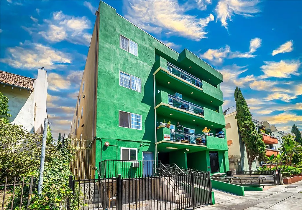 2 bed, 800 sqft, $2,600 — Photo 1