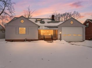 5906 Twin Lakes Dr, Parma, OH 44129