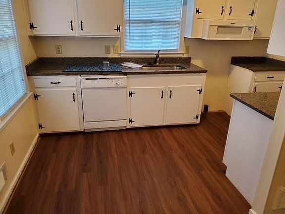Beautiful, Bright Kitchen with TONS OF CABINET SPACE