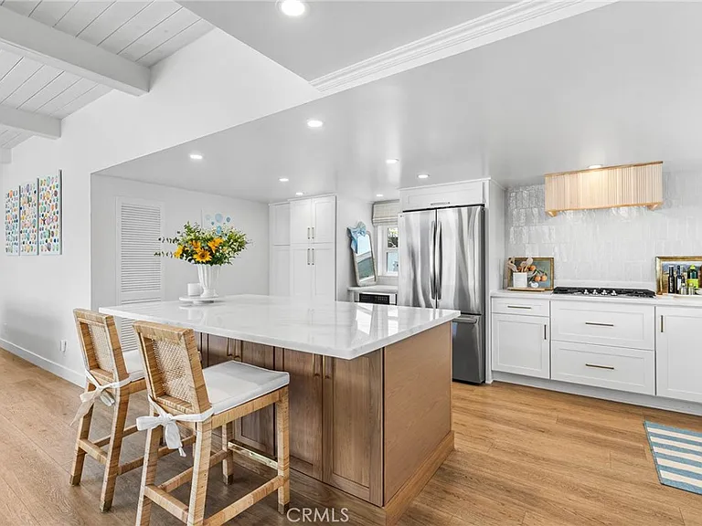 8 Saratoga — Photo 14