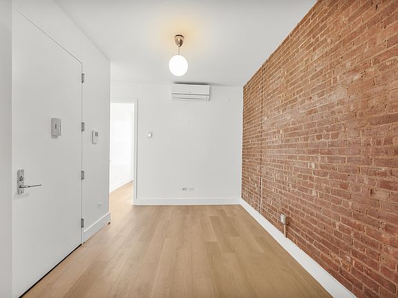 4th image of 46-32 Vernon Blvd #4B