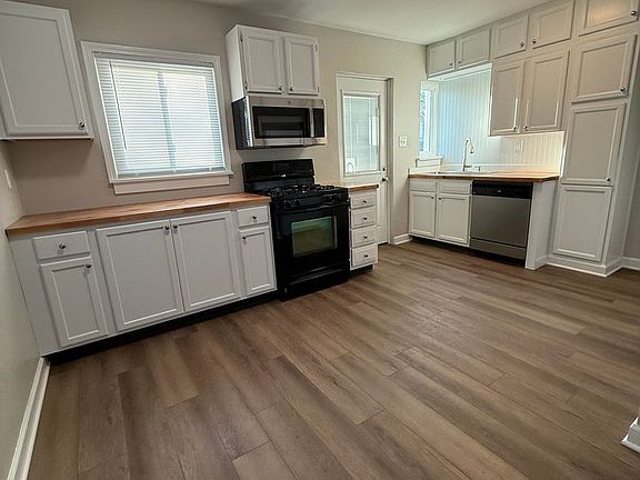 5th image of 955 E Maple St #415