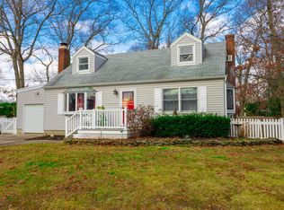 41 Elliot St, Islip, NY 11751