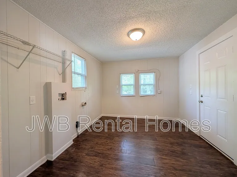 217 E 48th St — Photo 9