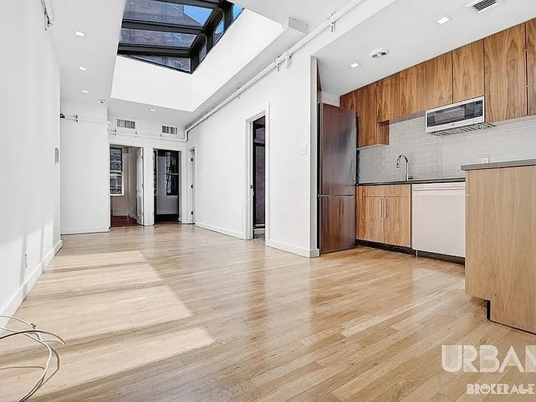86 E 10th St #4 — Photo 1