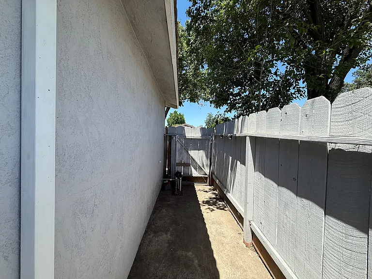 808 Saint Helena Pl — Photo 21