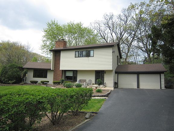 3rd image of 64 N Woodland Trl