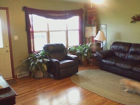 Lvrm- all hardwood floors throughout