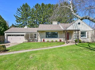 830 W Apple Tree Rd, Glendale, WI 53217