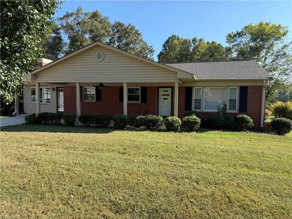 1516 W Fairfield Dr, Mount Airy, NC 27030