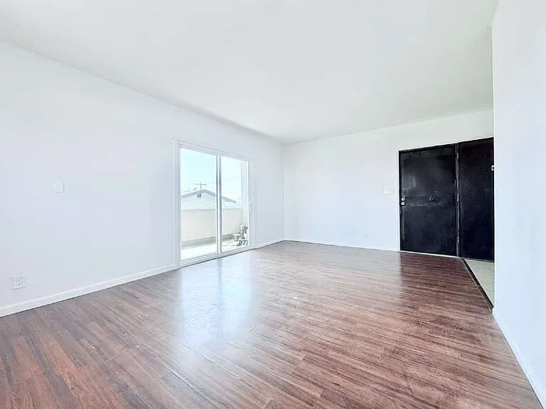 1915 S Longwood Ave #5 — Photo 3