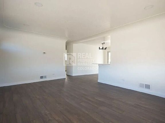 4th image of 2000 Irving St