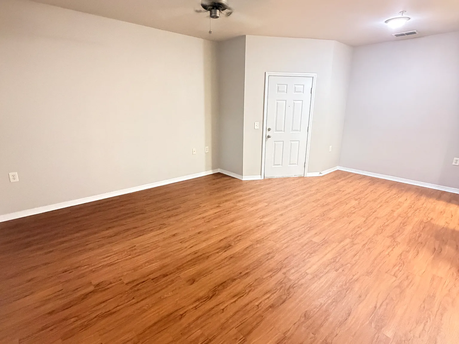 2 bed, 2.5 bath, 1047 sqft, $1,600 — Photo 2