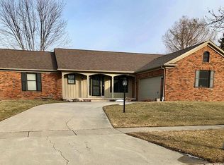 2712 Lakeview Dr, Champaign, IL 61822