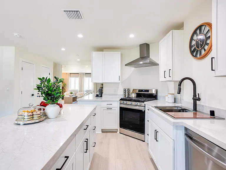 1020 S Mollison Ave — Photo 18