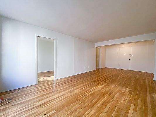 3rd image of 320 W 56th St APT 5G