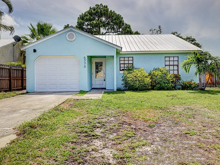 5770 SE Wilsie Dr — Photo 1