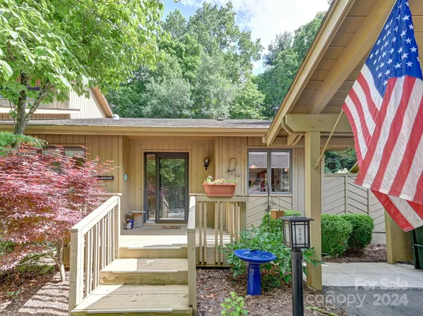 206 Laurel Oak Ln, Hendersonville, NC 28791