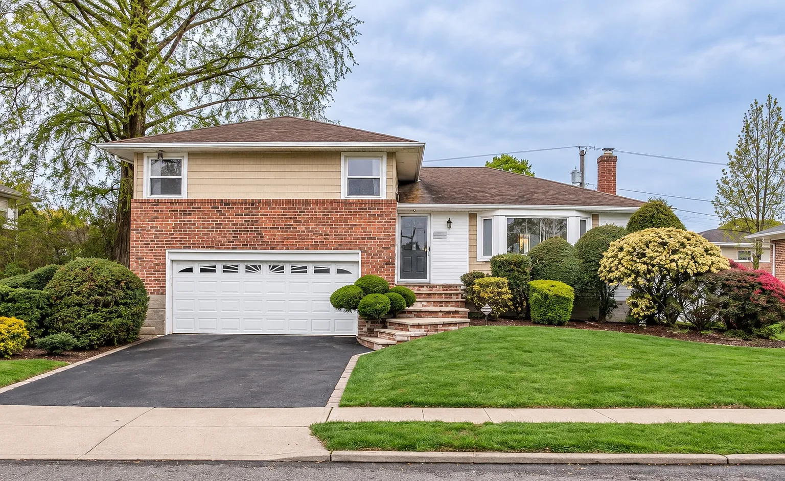 Hollywood Dr, Plainview — Photo 1