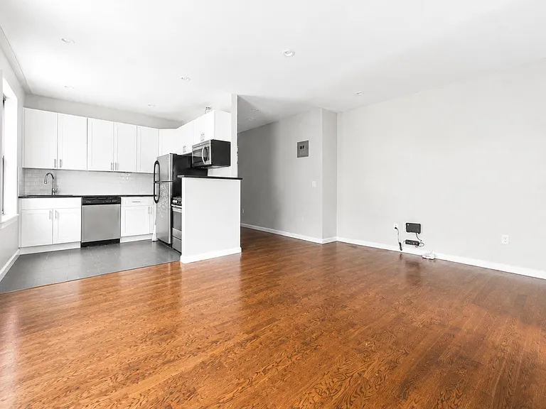546 Isham St #21A — Photo 3