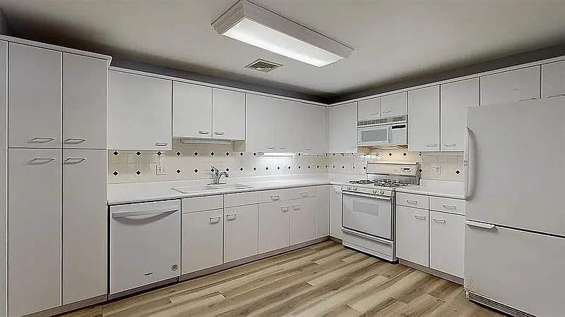 2 bed, 2.0 bath, 1429 sqft, $1,990 — Photo 2