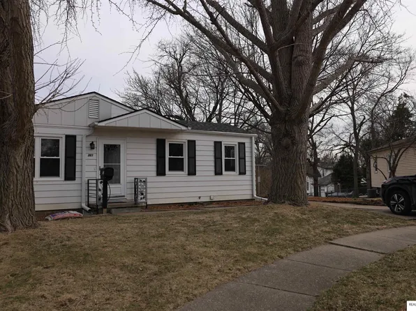763 Cole Creek Cir, Omaha, NE 68114