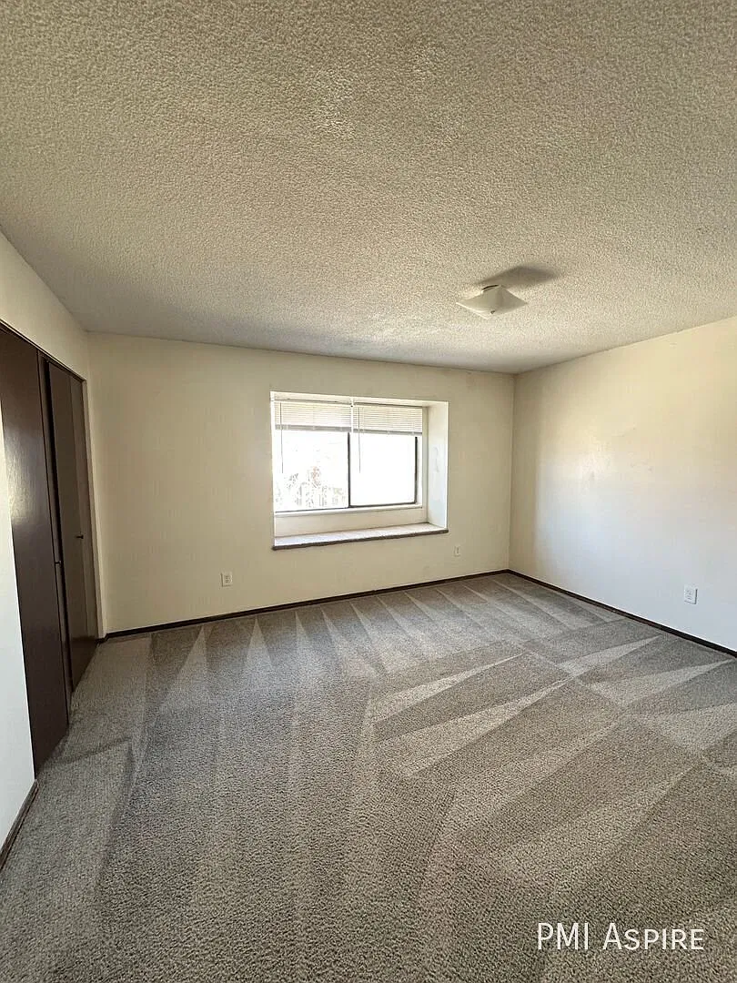2 Bedroom 1.5 Bathroom Townhouse Style Apartment in Longmont — Photo 4