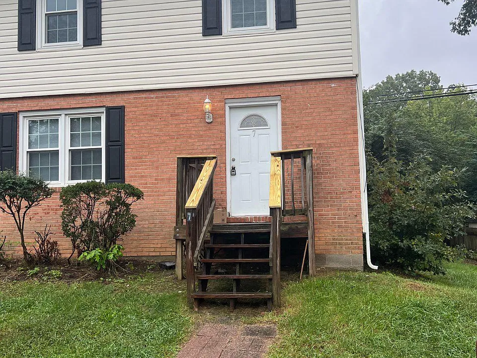 7 Pear Tree Ln