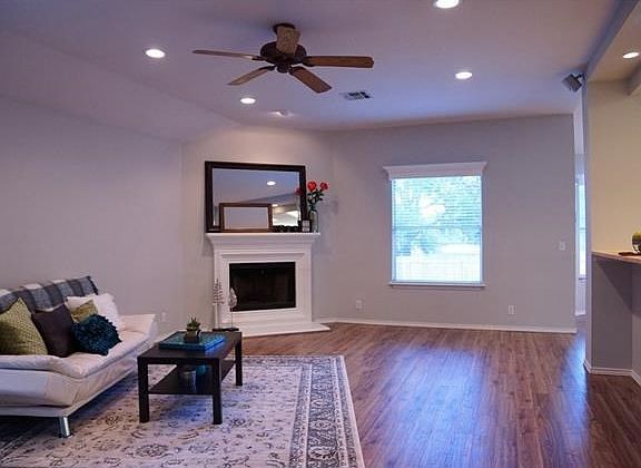 4th image of 1800 Castleguard Way
