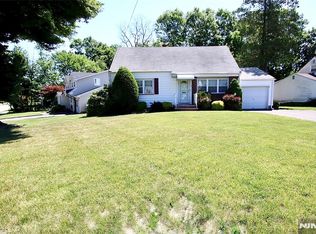 17-19 Greenwood Dr, Fair Lawn, NJ 07410