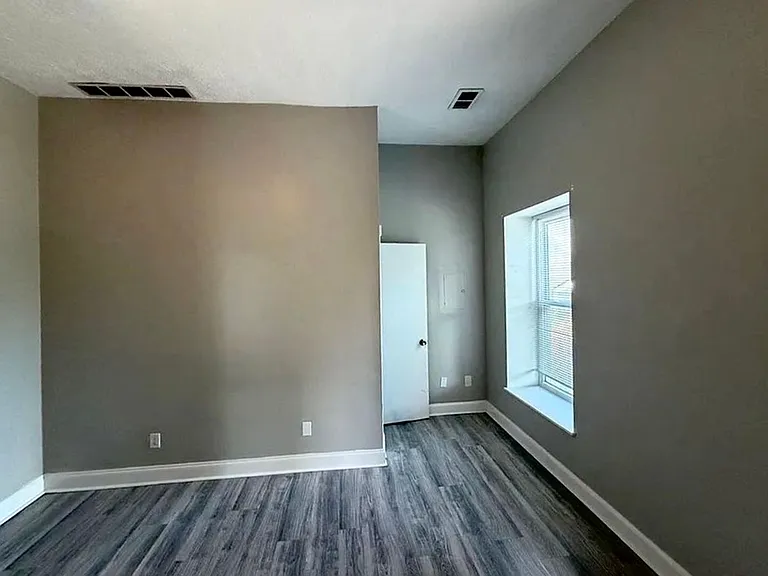 531 E Chestnut St — Photo 10