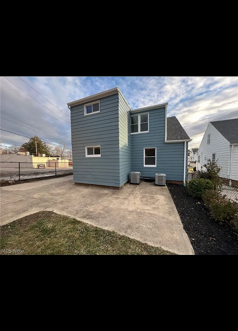 11205 Danbury Ave — Photo 3