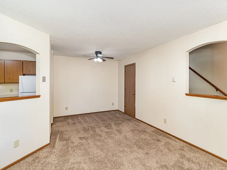 Hutchinson, MN Twin Oaks Apartments | 21A | Dining