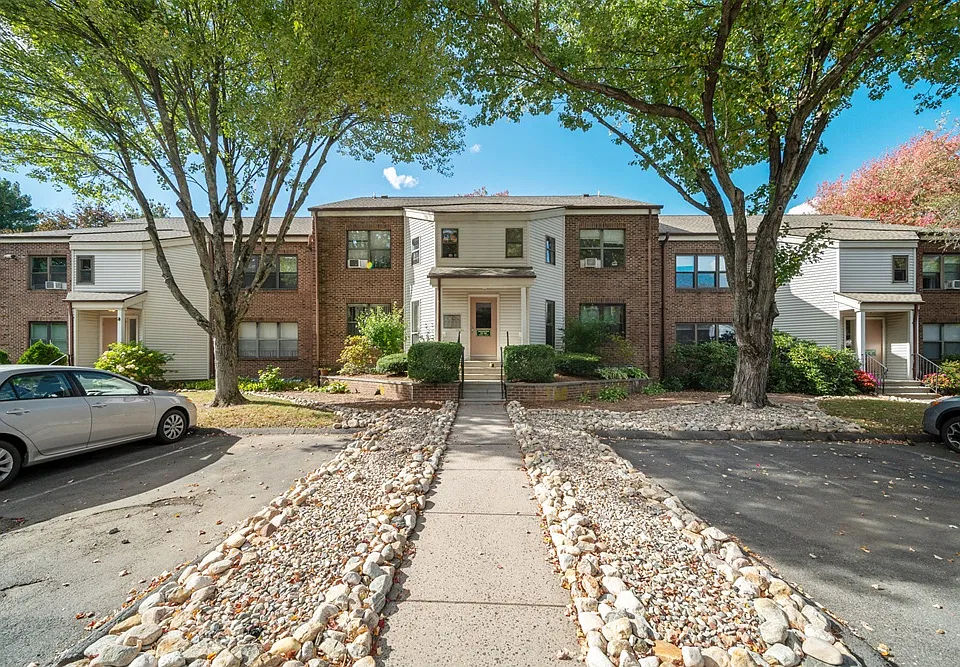 23 Wellington Dr #23