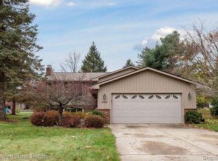 3465 Lido Dr, Highland, MI 48356