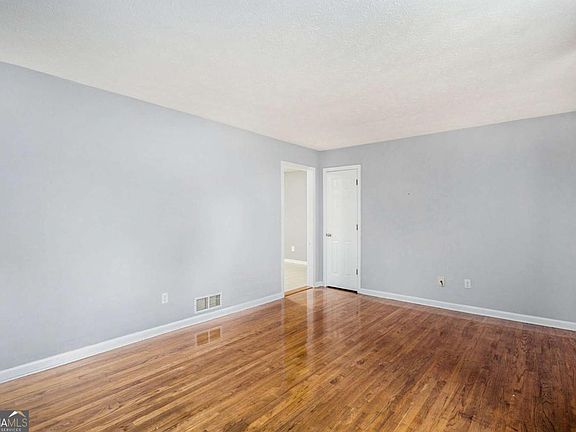 4th image of 734 Meadowlark Dr