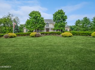 6 Twin Lakes Dr, Manalapan, NJ