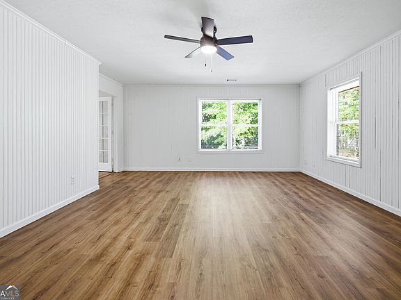 3rd image of 1029 Woodlawn Dr
