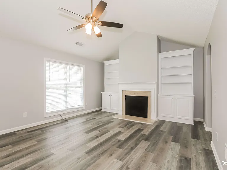1303 Princess Dr — Photo 4
